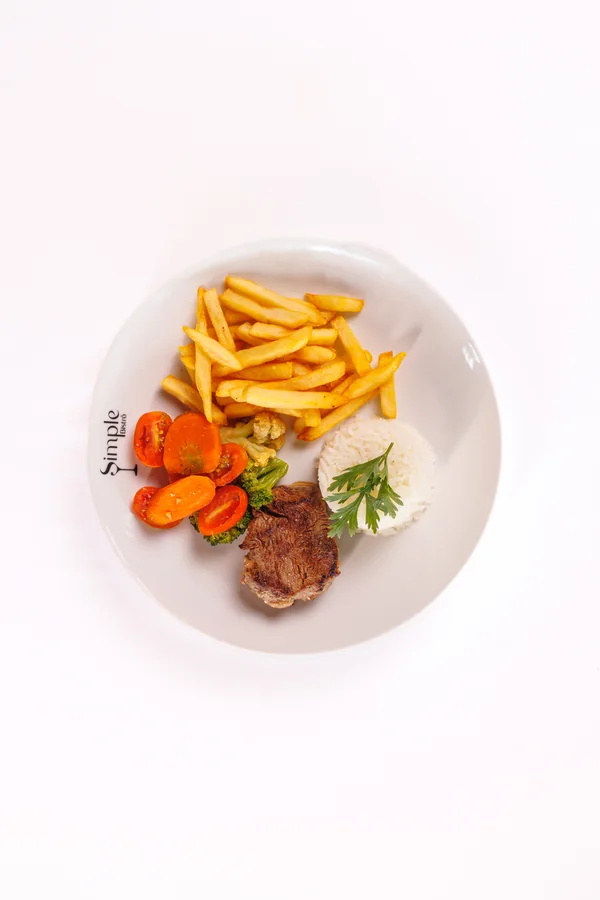 Filé mignon, arroz, batata frita e legumes
