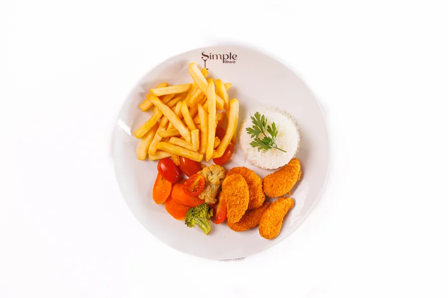 Frango empanado, arroz, batata frita e legumes