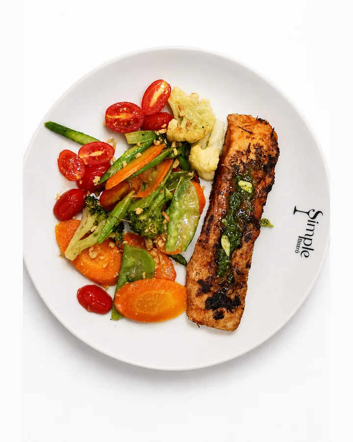 Salmão grelhado com legumes